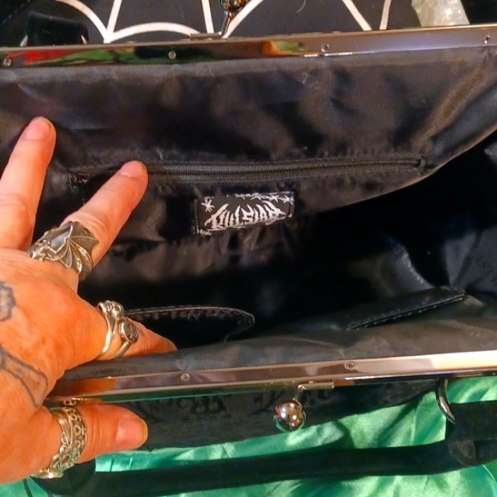 KILLSTAR BANSHEE HANDBAG HANDELS AND CROSSBODY STRAP VELVET STRAPS AND HANDEL - Picture 13 of 17